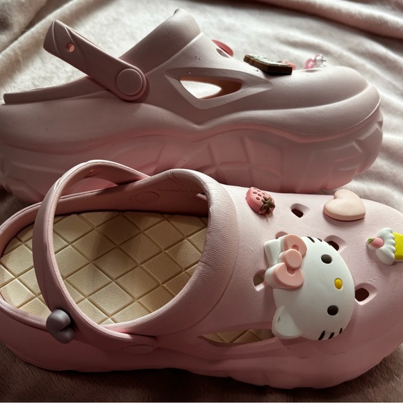 Hello Kitty Pink Clogs with Charms - Picture 2 of 3